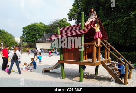 Bruxelles, Belgique. 28 mai, 2016. Les enfants jouent dans une aire de jeux pour enfants à Bruxelles, Belgique, le 28 mai 2016. © Gong Bing/Xinhua/Alamy Live News Banque D'Images