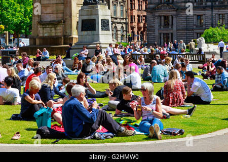 Glasgow, Ecosse, Royaume-Uni. 31 mai, 2016. Les employés de bureau profitez de la chaleur du soleil et prendre une pause pique-nique le midi dans la région de George Square, Glasgow, Royaume-Uni Crédit : Findlay/Alamy Live News Banque D'Images