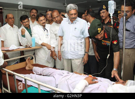 Pulgaon indiennes, ouest de l'État du Maharashtra. 31 mai, 2016. Le ministre de la Défense indien Manohar Parrikar (C) visites les blessés d'un incendie majeur dans un hôpital près de Pulgaon indiennes, ouest de l'État du Maharashtra, le 31 mai 2016. Au moins 20 membres du personnel de l'armée indienne, y compris deux hauts fonctionnaires, ont été tués et 19 autres blessés dans un incendie majeur dans le pays le plus grand dépôt de munitions militaires situé dans l'ouest de l'État du Maharashtra, mardi, un haut responsable de l'armée dit. © Stringer/Xinhua/Alamy Live News Banque D'Images