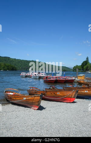 Barques sur la rive du lac Windermere à Bowness Banque D'Images