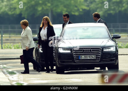 Berlin, Allemagne. 31 mai, 2016. Chancelier allemand Angela Merkel (CDU), en arrivant à la chancellerie à Berlin, Allemagne, 31 mai 2016. Le chancelier s'adresse aux premiers ministres au sujet de la réforme de l'énergie renouvelables (EEG). PHOTO : MAURIZIO GAMBARINI/dpa/Alamy Live News Banque D'Images