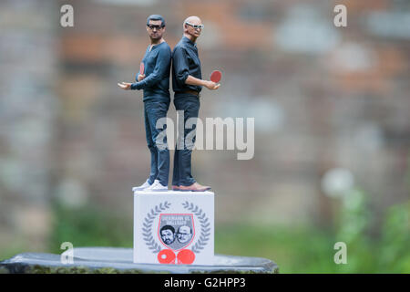 Cologne, Allemagne. 27 mai, 2016. Le trophée se trouve dans le jardin de Guenter Wallraff avant le match de ping-pong entre l'éditeur du journal "Bild" Kai Diekmann et le journaliste d'Guenter Wallraff à Cologne, Allemagne, 27 mai 2016. Foto : Rolf Vennenbernd/dpa/Alamy Live News Banque D'Images