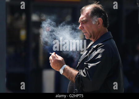 Barcelone, Espagne. 31 mai, 2016. Un homme fume une cigarette à Barcelone, Espagne, le 31 mai 2016. Autour de 60 000 personnes, dont 1 500 à 3 000 fumeurs passifs, mourir en Espagne une année en raison de l'usage du tabac, selon une étude publiée lundi par la société scientifique espagnole pour les études sur l'alcool, l'alcoolisme et autres toxicomanies (Socidrogalcohol), pour marquer la Journée mondiale sans tabac qui tombe le 31 mai. © Pau Barrena/Xinhua/Alamy Live News Banque D'Images