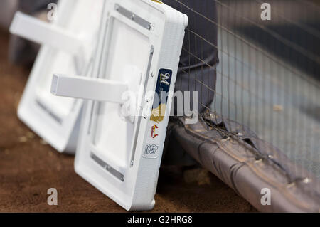 Milwaukee, WI, USA. 31 mai, 2016. Une base de jeu est situé en face de l'étang des Cardinaux avant le match de la Ligue Majeure de Baseball entre les Brewers de Milwaukee et les Cardinals de Saint-Louis au Miller Park de Milwaukee, WI. John Fisher/CSM/Alamy Live News Banque D'Images