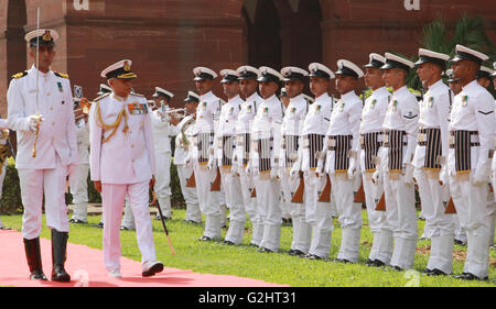 New Delhi, Inde. 31 mai, 2016. Nouveau Chef de la marine indienne l'amiral Sunil Lanba (2L) inspecte la garde d'honneur à New Delhi, capitale de l'Inde, le 31 mai 2016. © Stringer/Xinhua/Alamy Live News Banque D'Images