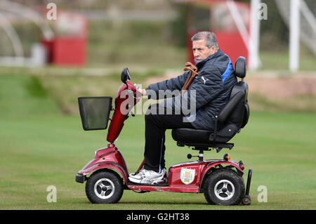 Canelones, Uruguay. 31 mai, 2016. Oscar Washington Tabarez, entraîneure-chef de l'équipe nationale de football de l'Uruguay, réagit au cours d'un entraînement à Canelones, Uruguay, le 31 mai 2016. L'Uruguay va affronter le Mexique dans leur premier match de Copa America Centenario, qui se tiendra en juin aux États-Unis. © Nicolas Celaya/Xinhua/Alamy Live News Banque D'Images