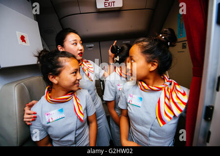 (160601) -- HAIKOU, 1 juin 2016 (Xinhua) -- Un service d'hôtesse de l'air introduit les compétences nécessaires pour les enfants sur un avion de Hainan Airlines à partir de Pékin, capitale de la Chine, à Haikou, capitale de la province de Hainan en Chine du sud, le 31 mai 2016. Ces enfants venaient de quake-battered préfecture autonome tibétaine de Yushu, dans le nord-ouest de la Chine, Province de Qinghai. Le tremblement de terre catastrophique en 2010 a fait près de 3 000 morts ou disparus. Maintenant 10 des orphelins Yushu aidé par la Chine Charities Aid Foundation pour les enfants ont été invités à prendre part à l'expérience de activité pour célébrer la Journée des enfants. Chi Banque D'Images