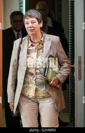 Berlin, Allemagne. 01 Juin, 2016. Le ministre allemand de l'Environnement, Barbara Hendricks arrive à la réunion du cabinet fédéral de la chancellerie à Berlin, Allemagne, 01 juin 2016. Photo : MICHAEL KAPPELER/dpa/Alamy Live News Banque D'Images