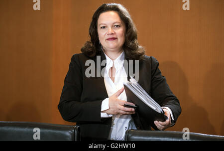 Berlin, Allemagne. 01 Juin, 2016. Ministre fédéral allemand du travail et des affaires sociales Andrea Nahles arrive à la réunion du cabinet fédéral de la chancellerie à Berlin, Allemagne, 01 juin 2016. Photo : MICHAEL KAPPELER/dpa/Alamy Live News Banque D'Images