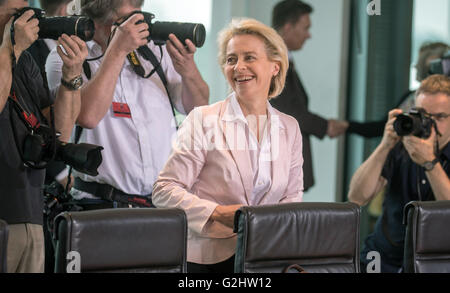 Berlin, Allemagne. 01 Juin, 2016. Le ministre allemand de la défense, Ursula von der Leyen arrive à la réunion du cabinet fédéral de la chancellerie à Berlin, Allemagne, 01 juin 2016. Photo : MICHAEL KAPPELER/dpa/Alamy Live News Banque D'Images