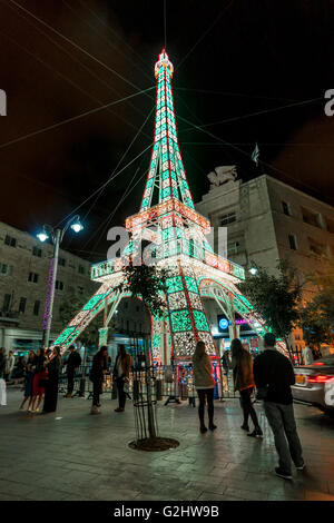 Jérusalem. 31 mai, 2016. De luminaire de Cagna copie de la Tour Eiffel se trouve dans la rue Jaffa de Jérusalem, près de l'emblématique lion sur le dessus de l'immeuble 'Generali', dans le cadre de la 'lumière' Festival à Jérusalem, 2016. (Le bâtiment a été construit par la compagnie d'assurance italienne "Assicurazioni Generali" en 1935). Credit : Yagil Henkin/Alamy Live News Banque D'Images