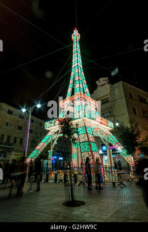 Jérusalem. 31 mai, 2016. De luminaire de Cagna copie de la Tour Eiffel se trouve dans la rue Jaffa de Jérusalem, près de l'emblématique lion sur le dessus de l'immeuble 'Generali', dans le cadre de la 'lumière' Festival à Jérusalem, 2016. (Le bâtiment a été construit par la compagnie d'assurance italienne "Assicurazioni Generali" en 1935). Credit : Yagil Henkin/Alamy Live News Banque D'Images