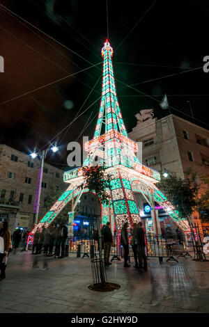 Jérusalem. 31 mai, 2016. De luminaire de Cagna copie de la Tour Eiffel se trouve dans la rue Jaffa de Jérusalem, près de l'emblématique lion sur le dessus de l'immeuble 'Generali', dans le cadre de la 'lumière' Festival à Jérusalem, 2016. (Le bâtiment a été construit par la compagnie d'assurance italienne "Assicurazioni Generali" en 1935). Credit : Yagil Henkin/Alamy Live News Banque D'Images