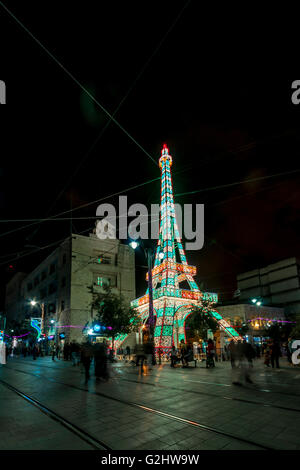 Jérusalem. 31 mai, 2016. De luminaire de Cagna copie de la Tour Eiffel se trouve dans la rue Jaffa de Jérusalem, près de l'emblématique lion sur le dessus de l'immeuble 'Generali', dans le cadre de la 'lumière' Festival à Jérusalem, 2016. (Le bâtiment a été construit par la compagnie d'assurance italienne "Assicurazioni Generali" en 1935). Credit : Yagil Henkin/Alamy Live News Banque D'Images