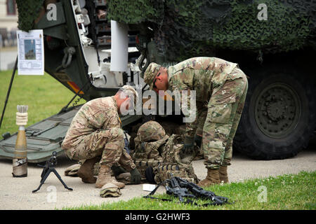 Dresde, Allemagne. 01 Juin, 2016. Les soldats de l'armée américaine l'Europe face à leurs bagages en face de l'Histoire militaire Musée de Dresde, Allemagne, 01 juin 2016. À l'occasion de l'opération de l'OTAN 'aber grève 16' (30 mai au 02 juin 2016), American Stryker et véhicules Les véhicules des Forces armées allemandes actuelles seront présentées au public en face du musée. Photo : ARNO BURGI/dpa/Alamy Live News Banque D'Images