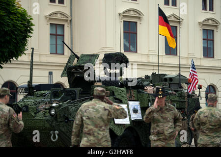 Dresde, Allemagne. 01 Juin, 2016. Les soldats de l'armée américaine l'Europe sont devant le musée d'histoire militaire de Dresde, Allemagne, 01 juin 2016. À l'occasion de l'opération de l'OTAN 'aber grève 16' (30 mai au 02 juin 2016), American Stryker et véhicules Les véhicules des Forces armées allemandes actuelles seront présentées au public en face du musée. Photo : ARNO BURGI/dpa/Alamy Live News Banque D'Images