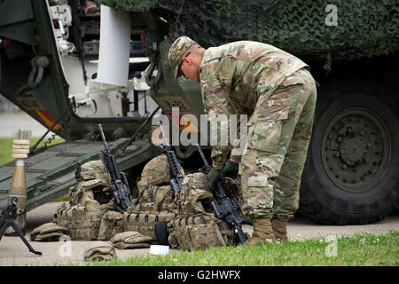 Dresde, Allemagne. 01 Juin, 2016. Un soldat de l'armée américaine l'Europe se distingue par des sacs à dos en face de l'Histoire militaire Musée de Dresde, Allemagne, 01 juin 2016. À l'occasion de l'opération de l'OTAN 'aber grève 16' (30 mai au 02 juin 2016), American Stryker et véhicules Les véhicules des Forces armées allemandes actuelles seront présentées au public en face du musée. Photo : ARNO BURGI/dpa/Alamy Live News Banque D'Images