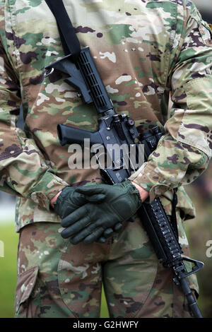 Dresde, Allemagne. 01 Juin, 2016. Un soldat de l'armée américaine l'Europe se distingue avec un fusil d'assaut M4 en face de l'Histoire militaire Musée de Dresde, Allemagne, 01 juin 2016. À l'occasion de l'opération de l'OTAN 'aber grève 16' (30 mai au 02 juin 2016), American Stryker et véhicules Les véhicules des Forces armées allemandes actuelles seront présentées au public en face du musée. Photo : ARNO BURGI/dpa/Alamy Live News Banque D'Images