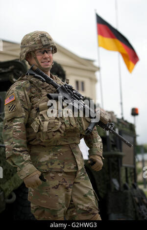 Dresde, Allemagne. 01 Juin, 2016. Un soldat de l'armée américaine l'Europe se place en avant du Musée d'histoire militaire de Dresde, Allemagne, 01 juin 2016. À l'occasion de l'opération de l'OTAN 'aber grève 16' (30 mai au 02 juin 2016), American Stryker et véhicules Les véhicules des Forces armées allemandes actuelles seront présentées au public en face du musée. Photo : ARNO BURGI/dpa/Alamy Live News Banque D'Images