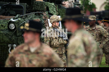 Dresde, Allemagne. 01 Juin, 2016. Les soldats de l'armée américaine l'Europe au cours d'une séance de stand en face de l'Histoire militaire Musée de Dresde, Allemagne, 01 juin 2016. À l'occasion de l'opération de l'OTAN 'aber grève 16' (30 mai au 02 juin 2016), American Stryker et véhicules Les véhicules des Forces armées allemandes actuelles seront présentées au public en face du musée. Photo : ARNO BURGI/dpa/Alamy Live News Banque D'Images