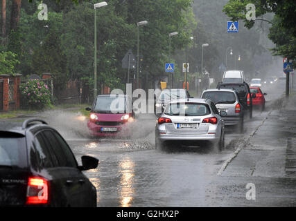 Berlin, Allemagne. 01 Juin, 2016. Les voitures roulent à travers de grandes flaques d'eau après les fortes pluies Koepenicker Strasse, dans l'arrondissement de Wuhlheide de Berlin, Allemagne, 01 juin 2016. Photo : JENS KALAENE/dpa/Alamy Live News Banque D'Images