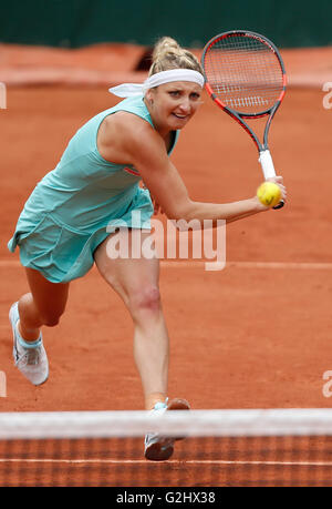 Paris, France. 1er juin 2016. Timea Bacsinszky de Suisse renvoie une balle à Venus Williams des États-Unis au cours de leurs femmes simple quatrième tour à l'Open de France de tennis à Roland Garros à Paris, France, 1 er juin 2016. Bacsinszky a gagné le match avec 2-0. Credit : Ye Pingfan/Xinhua/Alamy Live News Banque D'Images