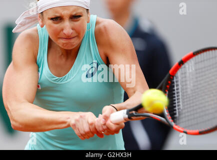 Paris, France. 1er juin 2016. Timea Bacsinszky de Suisse renvoie une balle à Venus Williams des États-Unis au cours de leurs femmes simple quatrième tour à l'Open de France de tennis à Roland Garros à Paris, France, 1 er juin 2016. Bacsinszky a gagné le match avec 2-0. Credit : Ye Pingfan/Xinhua/Alamy Live News Banque D'Images