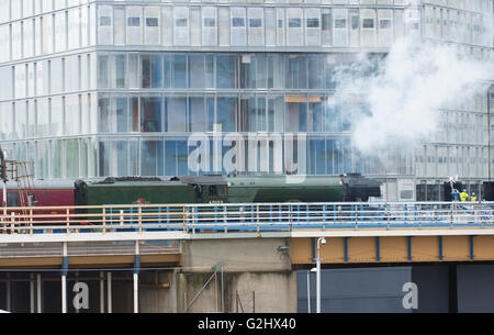 Battersea, Londres, Royaume-Uni. 1er juin 2016. Locomotive à vapeur la plus célèbre dans le monde, 60103 Flying Scotsman, quitte la gare de Victoria sur un matin gris sur une excursion d'un déplacement sur la tamise du Grosvenor Bridge dans Battersea avant une visite de la craie des bas de la Surrey Hills, la première des deux excursions sur cette route aujourd'hui du centre de Londres terminus. Credit : Malcolm Park editorial/Alamy Live News. Banque D'Images