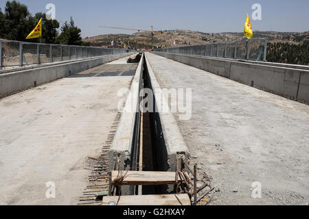 Jérusalem, Israël. 1er juin 2016. Président de l'état d'Israël, Rivlin, a visité les chantiers de construction de la rampe rapide à Jérusalem. Prévue pour l'exploitation en 2018, ce 7 milliards de NIS projet permettra de relier Tel-Aviv à Jérusalem en moins de 30 minutes en utilisant cinq tunnels de plus de 20km de longueur totale, certains d'entre eux à 250 mètres en dessous du niveau du sol, et huit ponts d'une longueur totale de 3,5 Km. La gare de Jérusalem est en cours de construction 80 mètres en dessous du niveau du sol et sera aussi un abri public si le besoin se fait sentir. Banque D'Images