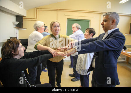 Londres, Royaume-Uni. 1er juin 2016. Le maire de Londres, Sadiq Khan se joint aux Londoniens âgés et des bénévoles de tous âges dans un tournoi de billard et de faire plus d'un centre communautaire, jardin, comme il s'engage à faire de l'intégration sociale au cœur des priorités. Les bénévoles prennent part à Londres, l'équipe 'Run' de faire le bien qui marque le début de la Semaine des bénévoles et un mois d'activités pour Londres est la capitale européenne du bénévolat. Credit : Dinendra Haria/Alamy Live News Banque D'Images