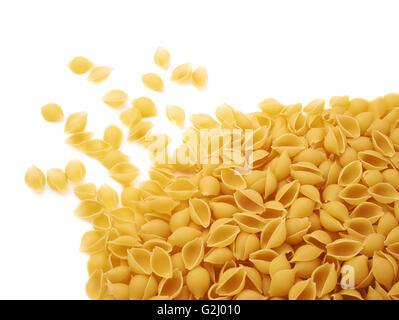 Pile de conchiglie sèches pâtes sur fond blanc isolé Banque D'Images