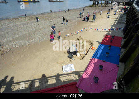 Un sculpteur de sable au travail créer des sculptures pour les dons sur la plage de sable de la Tamise à Londres en mai 2016 Banque D'Images