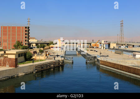 ESNA, EGYPTE - 3 février 2016 : Comment approcher le bateau dans les écluses Esna, et l'ancien barrage sur le Nil, Egypte Banque D'Images