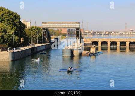 ESNA, EGYPTE - 3 février 2016 : Comment approcher le bateau dans les écluses Esna, et l'ancien barrage sur le Nil, Egypte Banque D'Images