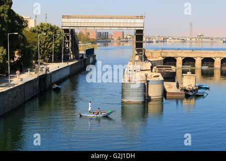 ESNA, EGYPTE - 3 février 2016 : Comment approcher le bateau dans les écluses Esna, et l'ancien barrage sur le Nil, Egypte Banque D'Images