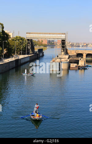 ESNA, EGYPTE - 3 février 2016 : Comment approcher le bateau dans les écluses Esna, et l'ancien barrage sur le Nil, Egypte Banque D'Images