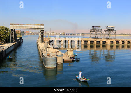 ESNA, EGYPTE - 3 février 2016 : Comment approcher le bateau dans les écluses Esna, et l'ancien barrage sur le Nil, Egypte Banque D'Images