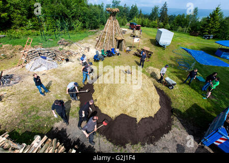 Construction d'un four à charbon de bois traditionnel, Winterberg-Züschen Sauerland, Allemagne, de façon historique, la fabrication du charbon de bois Banque D'Images