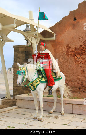 RABAT. Maroc - février 20, 2016 : Canada garde royale à l'entrée du Mausolée de Mohammed V à cheval portant des traditi Banque D'Images