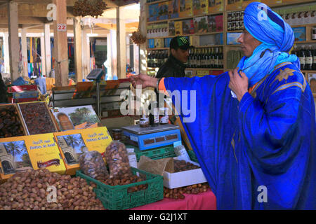 Marrakech, Maroc, le 22 février 2016 : la culture berbère homme vêtu de vêtements traditionnels Touareg bleu faire un achat de Ri Banque D'Images