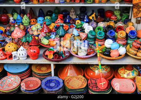 Poteries colorées telles que les tajines, plaques et bougeoirs en vente sur les étagères au Maroc Banque D'Images