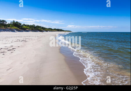 Belle plage de sable sur la péninsule de Hel, la mer Baltique, la Pologne Banque D'Images