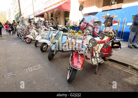 Mod en stationnement des scooters à Londres Soho dans le cadre du London to Brighton Culture Mod rally Banque D'Images