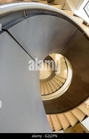 Escalier moderne à Londres à la Wellcome Collection museum au 183 Euston Road, Kings Cross, London NW1 2BE Banque D'Images