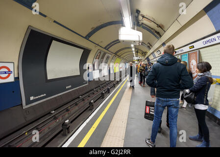 Personnes debout et en attente d'une London Underground Tube Train Banque D'Images