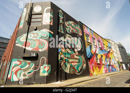 Graffitis colorés à Londres sur le côté d'un studio building Shoreditch sur Chance Street E1 Banque D'Images