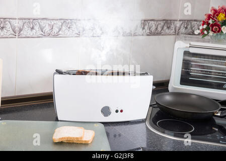 Faire griller les tranches de pain à sandwich est mal passé Banque D'Images