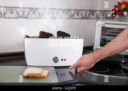 Faire griller les tranches de pain à sandwich est mal passé Banque D'Images