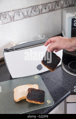 Faire griller les tranches de pain à sandwich est mal passé Banque D'Images