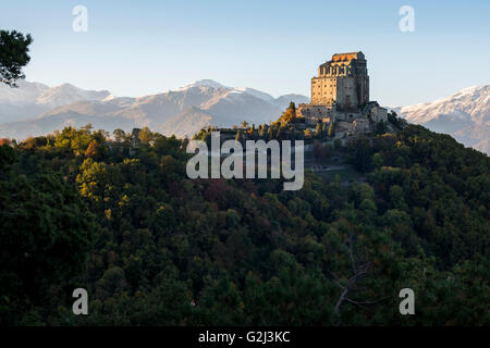 Sacra di San Michele au coucher du soleil, le mont Pirchiriano, Italie Banque D'Images